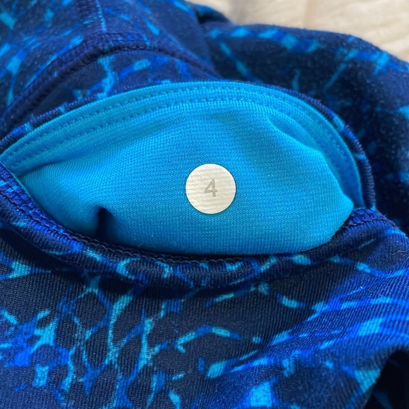 Lululemon Blue Snake Criss Cross Leggings Size 4 Pure Practice Hero Kayak Samba - Picture 7 of 7